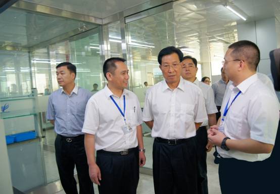 圖為浙江省委副書記王輝忠（左三）考察調研溫州宏豐時的場景